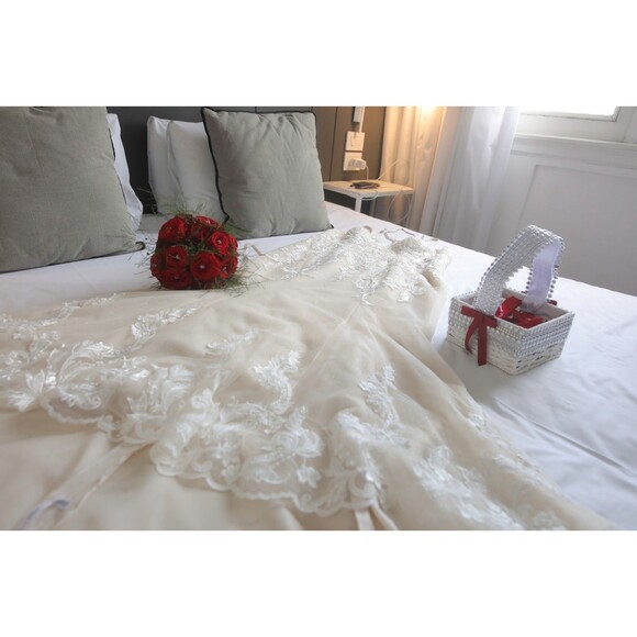 Wedding Dress Size 14 Ivory and Pink Embroidered Details Oleg Cassini - Picture 3 of 16